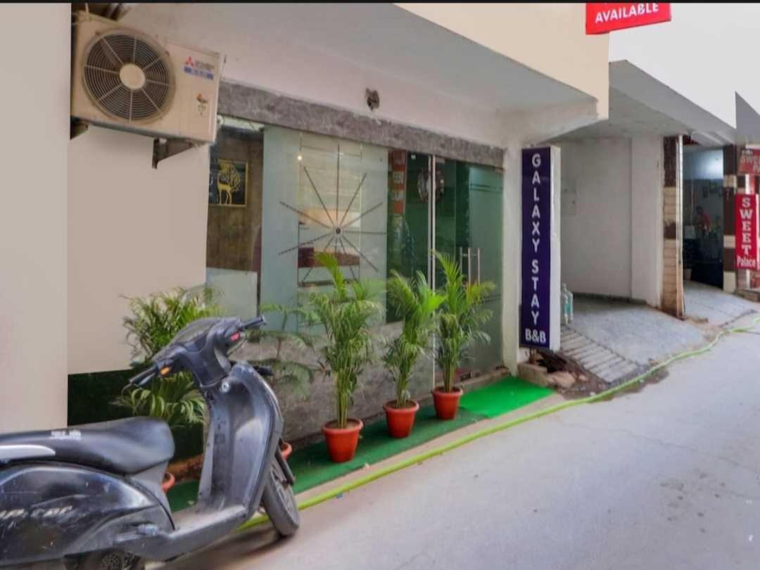 Hotel O Galaxy Stay New Delhi Exteriör bild